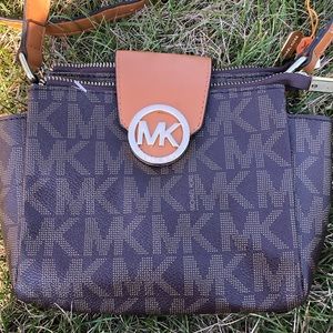 Micheal Kors crossbody bag